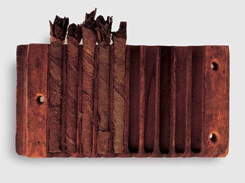 Torcedoran gör sina buntar i omgångar och pressar dem i 30 minuter eller mer i en träform för att sätta deras form | Torcedorens hantverk | Om kubanska cigarrer